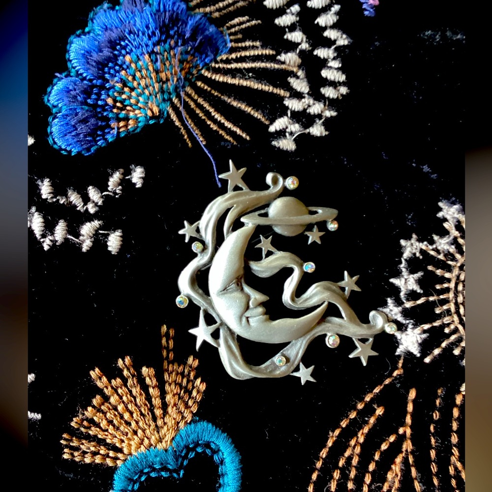 JJ Jonette Half Moon World & Stars Celestial Brooch 🌙✨🪐⭐️🌙